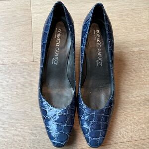 Roberto Capucci made in Italy Navy Croc-Embossed Pointed Blue Pumps. Stunning 😍
